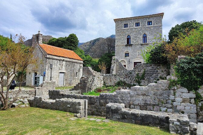 Discover the Old Town Bar - Entering the Old Fortress area, and the Kosara and Vladimir story