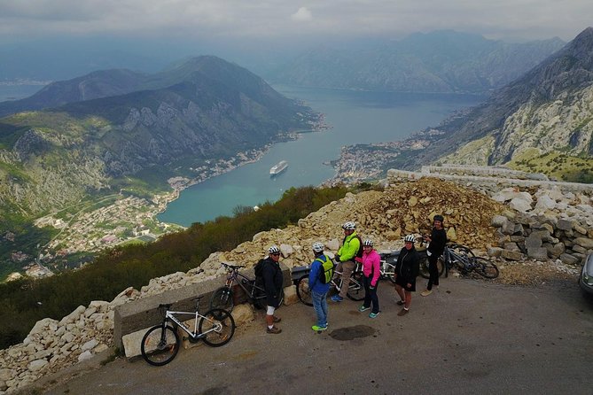 Epic 25 Turns Downhill Bike Descent w/ Panoramic Cable Car Ascent - What the Road Is Really Like on 25 Turns Down