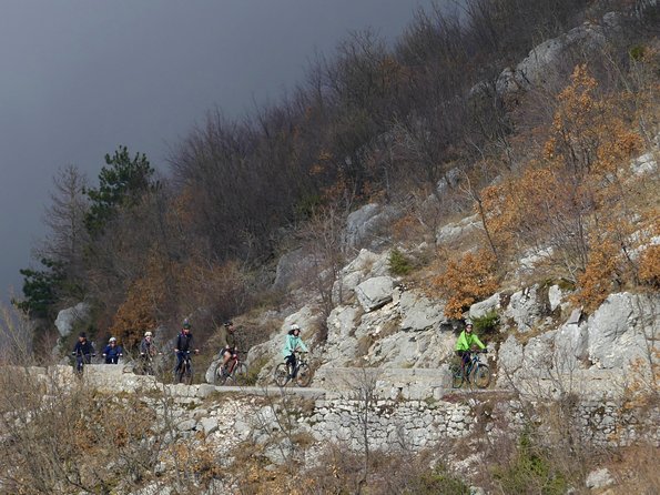 Express Cable Car ascent & 25Turns Epic Bike Descent. - Getting to the meeting point in Kotor without wasting time