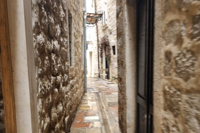 Food, wine and the best private walking tour of Kotor - Stop 1: Piazzas, Churches, and the End-of-the-Bay Setting