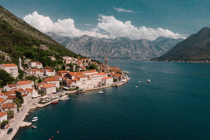 Perast and Our Lady of the Rocks 1,5 hours tour - ticket tour - Stop 2: Tre Sorelle Palace in Prčanj, Gothic architecture and a love story